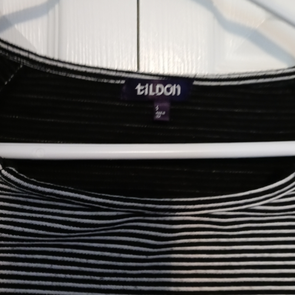 Tilden size small black and White half shirt - Picture 4 of 4